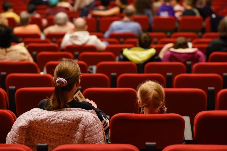 Jeune public à Paderewski avant la projection